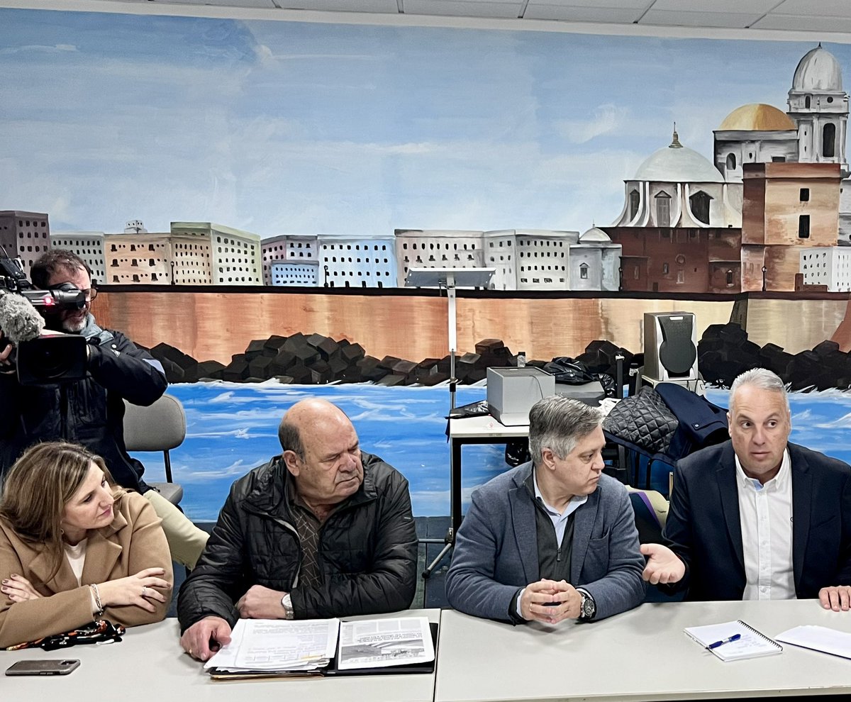 psoecadiz's tweet photo. 🌹 El secretario general, @JCRuizBoix, junto con el portavoz socialista de Cádiz, @OscarTorresCFS y la parlamentaria andaluza, @Irene_Garcia_M, acompañados de @jr0rtega se reúnen con la Asociación de Vecinos María Auxiliadora de la ciudad de Cádiz. https://t.co/tSn8Nu0Chl