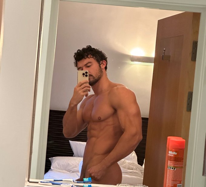 Chilling in london today, who&rsquo;s here ? https://t.co/I9aSaIJRzm<a href="/tag/muscle"class="tags"><span>#muscle</span></a><a href="/tag/nude"class="tags"><span>#nude</span></a><a href="/tag/onlyfans"class="tags"><span>#onlyfans</span></a>