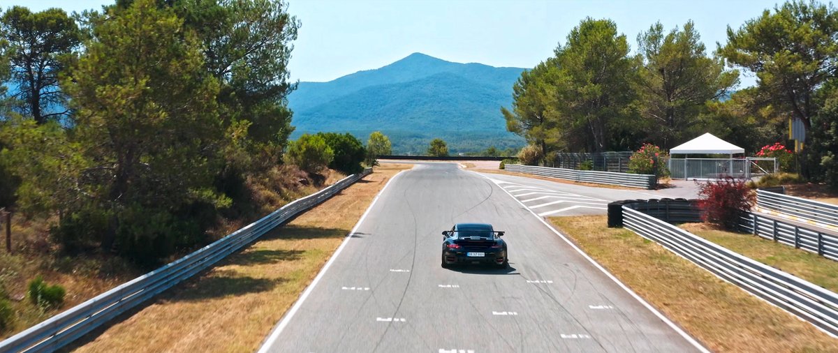Everything in carbon fiber: The fender attachments broaden the bodywork on the front axle by 26 millimetres and on the rear axle by 40 millimetres, and create space for wider, more adhesive wheels. #gemballa #gtr8xx #evor #biturbo #carbonfiber #widebody