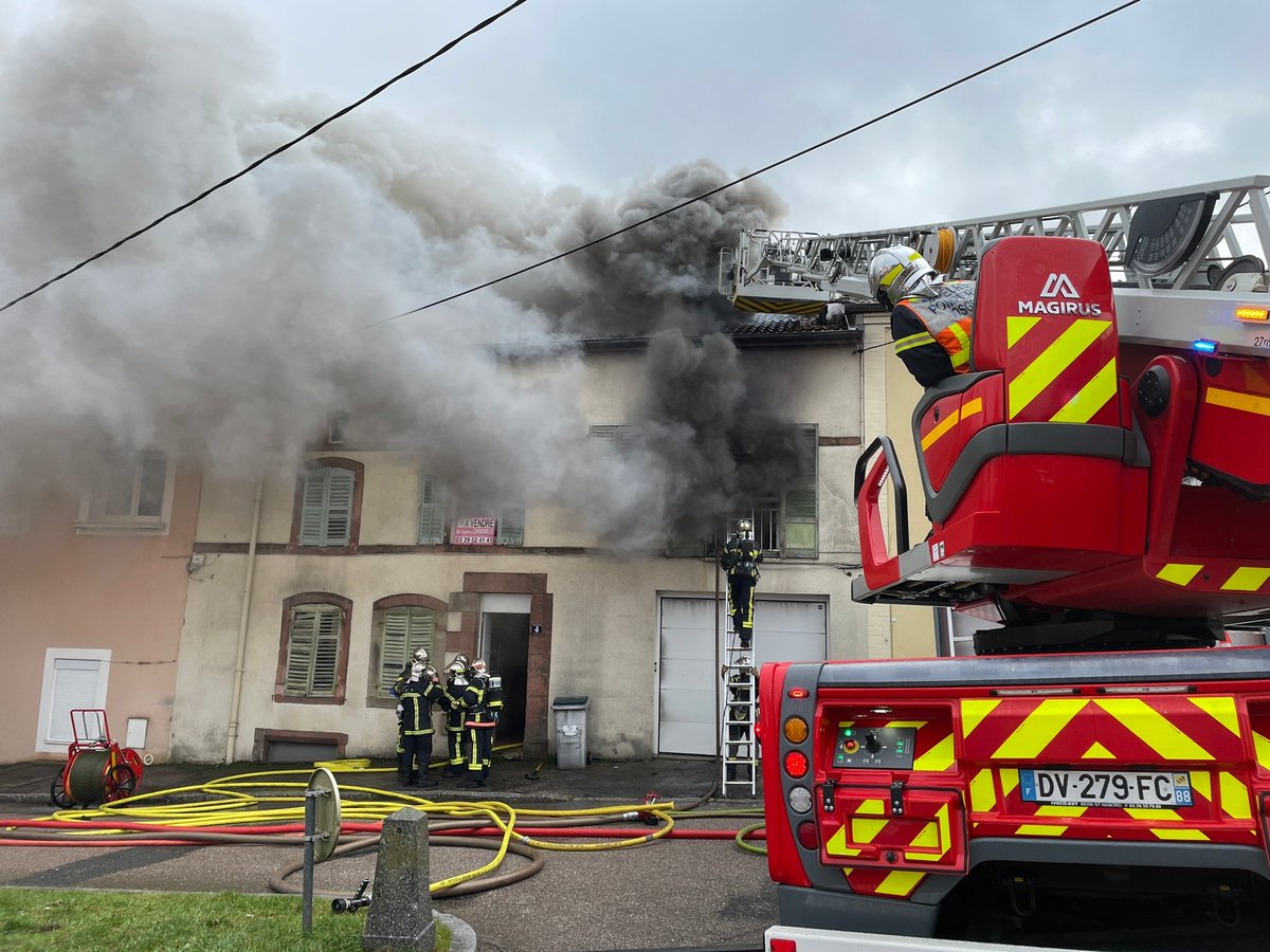 SDIS88's tweet photo. [Opération]
Hier matin, 45 🧑🏻‍🚒 et 4 🚒 dont 1 échelle ont été engagé à #Bruyeres pour un feu d'appartement 🔥
- 1 homme brûlé transporté à l'hôpital
- 1 homme retrouvé décédé sous les décombres
- 1 chien sauvé
- Les habitations voisines préservées de l'incendie

#sdis88 #samu88 https://t.co/sl29lbTXSJ