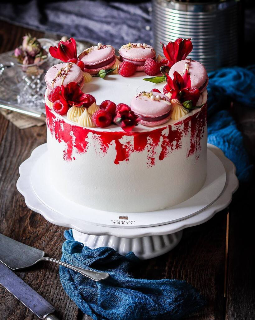 coolinariblog's tweet photo. Dlhšie sme tu nedávali tortičku, ale nezanevreli sme na ne. Táto k 80tke pre dámu je z mascarpone, slaným karamelom a malinami. 🎂🍰

#coolinari #foodblog #foodblogger #foodblogfeed #cake #cakedecorating #torta #najtorta #exkluzivnetorty #dort #cakedes… https://t.co/WCXQuPIIs5 https://t.co/Ag2qf5rtDD