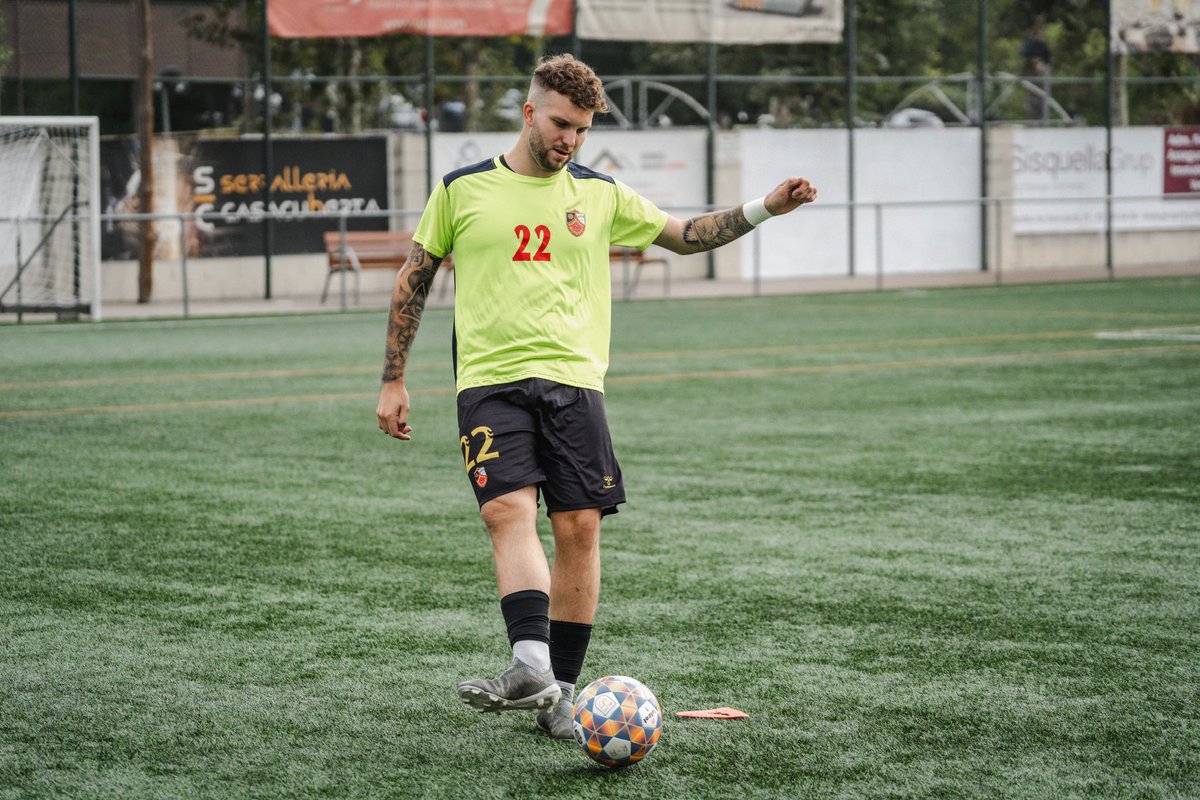 hectorjimenez_9's tweet photo. DEJO DE SER JUGADOR DEL @RipolletCF 🔚⚽️ 
MUCHA SUERTE COMPAÑEROS Y GRACIAS❤️ https://t.co/r48BeWVeNQ