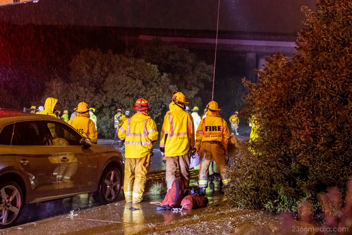 #SIMIVALLEY | #CHATSWORTH | Vehicle sized #sinkhole form on Iverson Road consuming two vehicles trapping two of the four occupants in all vehicles. No major injuries were reported, and all occupants have been successfully extracted from the scary situation. #2366Media
