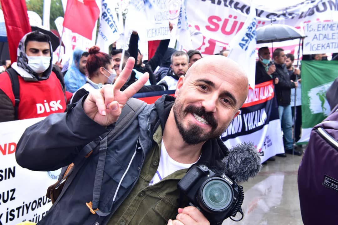 #10OcakÇalışanGazetecilerGünü’nde meslektaşımız Sezgin Kartal evi basılarak gözaltına alındı ve soruşturma dosyasında gizlilik kararı olduğu öğrenildi. 

#GazetecilikSuçDeğildir, Sezgin Kartal derhal serbest bırakılsın!