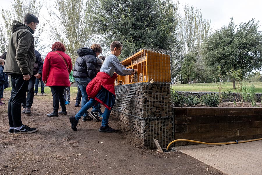 EUGreenCapital's tweet photo. The Cornellà Natura strategy is structured around 5 green axes that connect and articulate the city's neighbourhoods.

Achievements since the implementation of the project to date:
🟢18,700 m2 of green spaces created
🌳500 planted trees
↘️cut 784 tCO2 eq/year

Take a look😍👇 https://t.co/m19FBjhNZ4