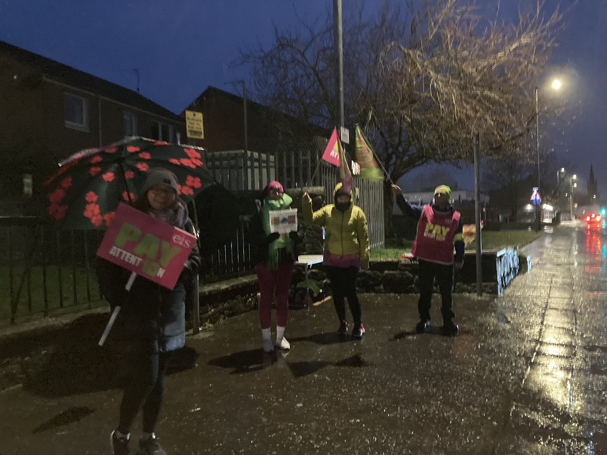 EisStirling's tweet photo. .@EISUnion members from Bannockburn Primary in @EisStirling on the picket line this morning #PayAttention https://t.co/tGXv8ZVbBD