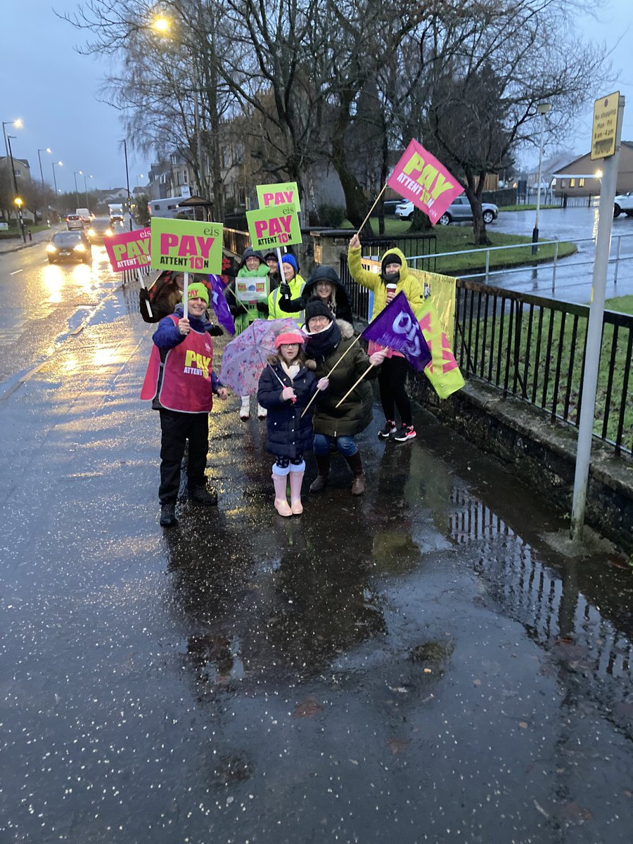 EisStirling's tweet photo. .@EISUnion members from Bannockburn Primary in @EisStirling on the picket line this morning #PayAttention https://t.co/tGXv8ZVbBD