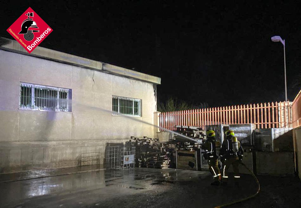BomberosDipuALC's tweet photo. Dura lucha desde ayer tarde hasta las 7:00 de esta mañana con hasta 17 bomberos y 6 vehículos de 3 parques para extinguir un incendio de nave industrial en Elche, solo lamentar cuantiosos daños materiales
#cpba #Bomberos #EnAccion https://t.co/x3g7CfhymB