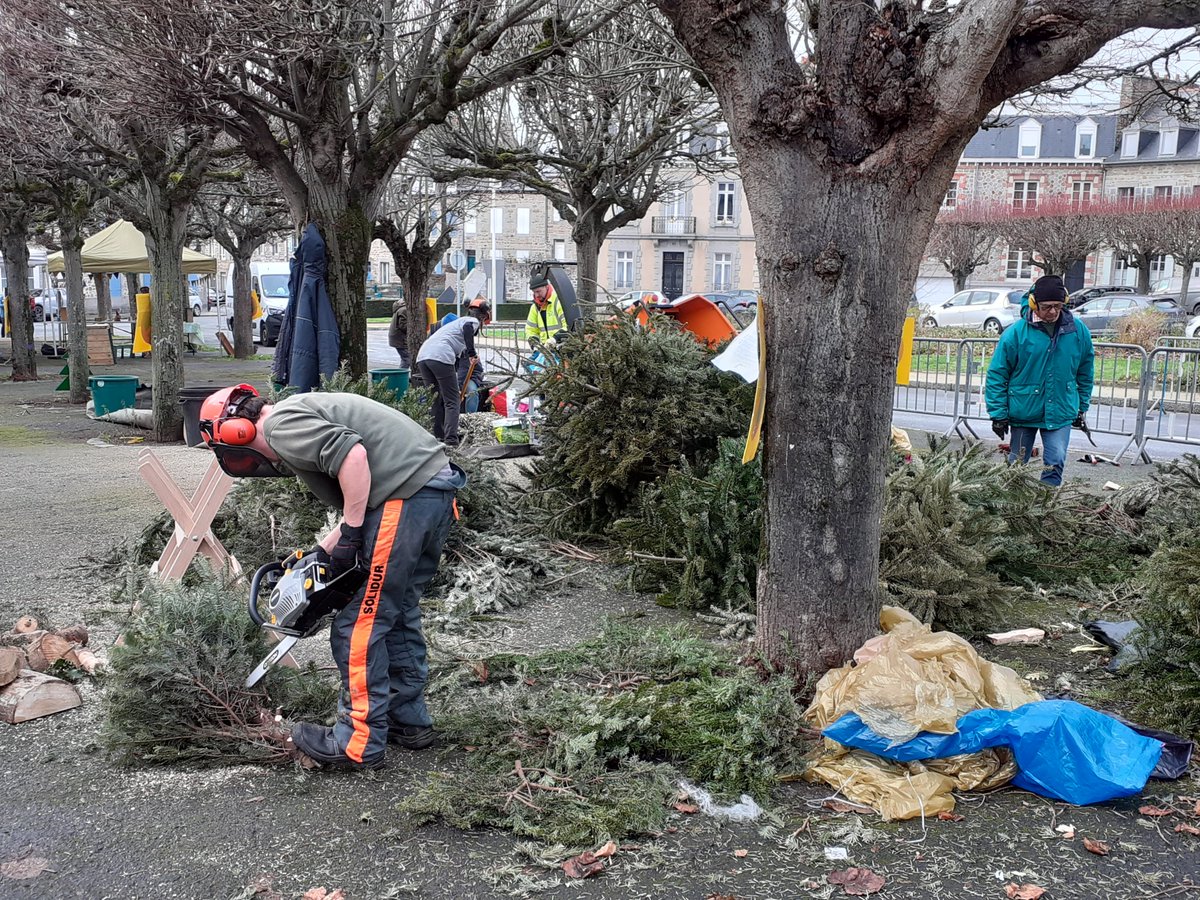 RCFcotesdarmor's tweet photo. Que faire de son sapin de Noël après les fêtes ? La @VilledeStBrieuc a mis en place plusieurs points de collecte. Elle organise également des opérations de broyage. Reportage ➡️ https://t.co/5cb8RFyMuf https://t.co/rREoGkxWQJ