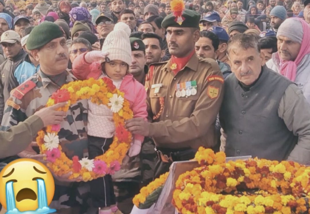 Suresh_Dahiya_'s tweet photo. बेटी हैजल अपने पिता शहीद मनोज को अंतिम प्रणाम/सलामी देती हुई। 
जय हिन्द। https://t.co/NxOmbwj5np