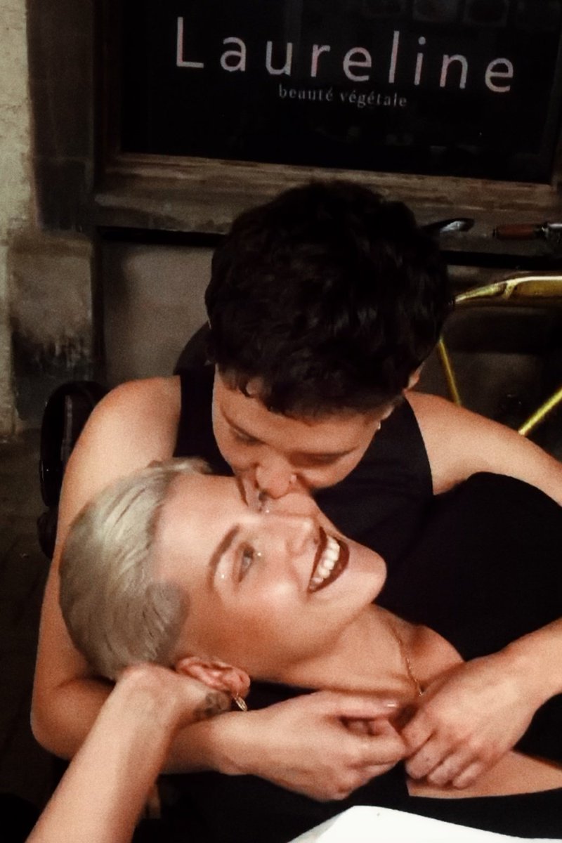 mxnon_grc's tweet photo. parfois les copains nous prennent en photo et c'est mignon 🥺💜 https://t.co/PSxWphXrUI