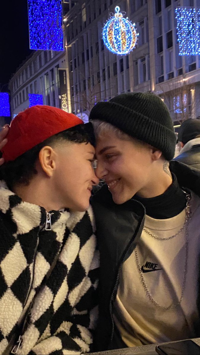 mxnon_grc's tweet photo. parfois les copains nous prennent en photo et c'est mignon 🥺💜 https://t.co/PSxWphXrUI