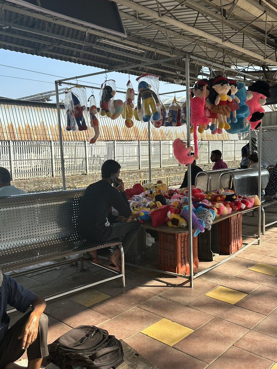 FactYadav's tweet photo. Is this stall legal on the platform ??@WesternRly @RailMinIndia @BhaindarMira  ?? https://t.co/zCfL8tzI9u