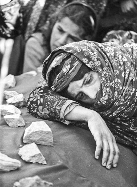 من نێشتمانەکەم گیڵە 
لە خوێن ساردی و بیرچوونەوە و بێباکیدا 
لە هیچ نێشتمانی تر ناچێ و 
بۆیە منیش بڕیارم دا 
وە کوو کراسێکی کۆن و 
چاویلکی شکاو و 
نامەیەکی بزرکراو 
ئەوم لە بێر  بچێتەوە! 

شێرکۆ بێکەس
