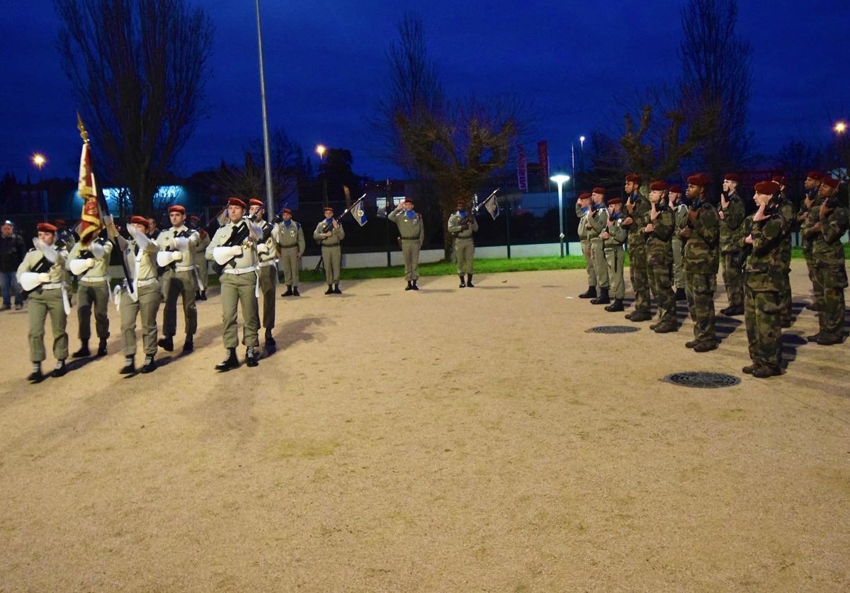 3eRMAT's tweet image. Présentation à l'étendard 🇫🇷 pour nos jeunes engagés volontaires et remise de leur nouveau béret rouge symbole de la vocation parachutiste du régiment. 

💪 Ils sont ainsi pleinement opérationnels pour perpétuer les savoir-faire du #3RMAT

#JeSuisUnSoldat 
#SoldatDeLaNation