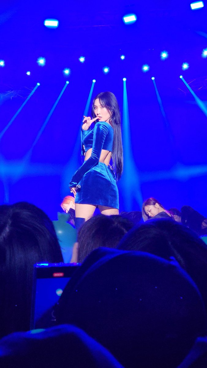 solar_blues's tweet image. two of hwasa&apos;s most iconic concert photos in the same concert tour, the same outfit 🔥