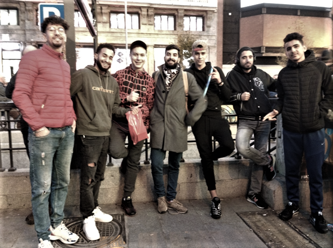 CaritasMadrid's tweet photo. Pasear bajo las luces de la ciudad, compartir los #espacios #cotidianos. Estas actividades son las que tejen lazos y #relaciones de amistad y #ayuda entre los  #jóvenes #sinhogar a los que acompañamos desde #CEDIA para que tengan una vida #normalizada.
https://t.co/mZk5cXBSMh https://t.co/uj1U1251DL