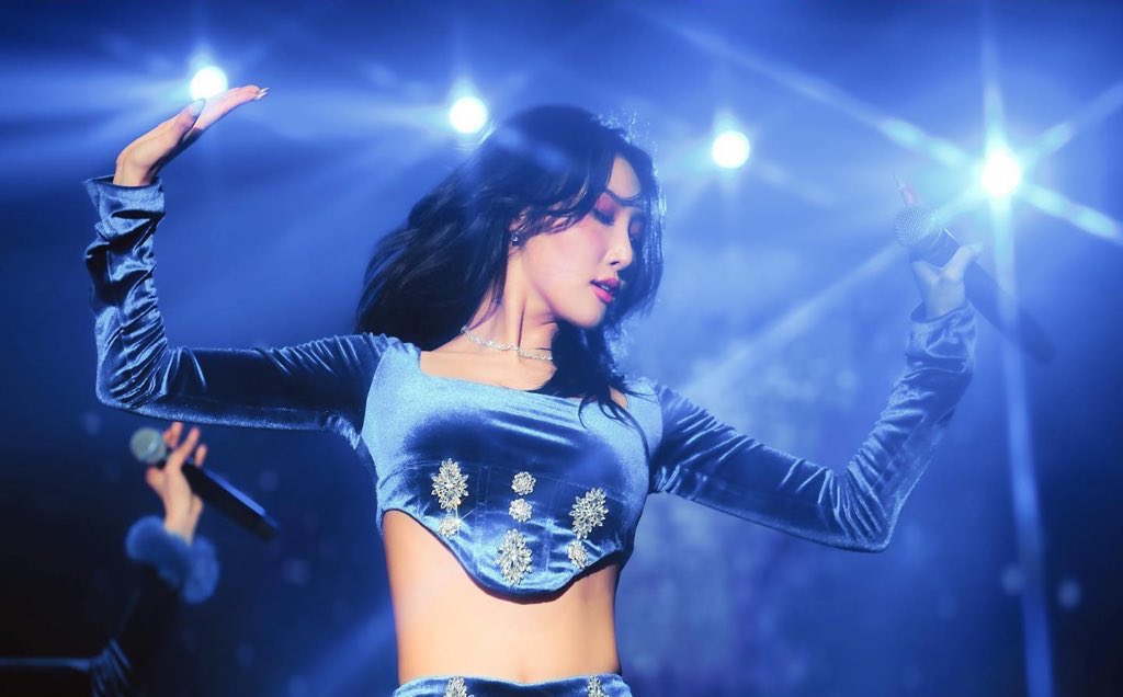 solar_blues's tweet image. two of hwasa&apos;s most iconic concert photos in the same concert tour, the same outfit 🔥