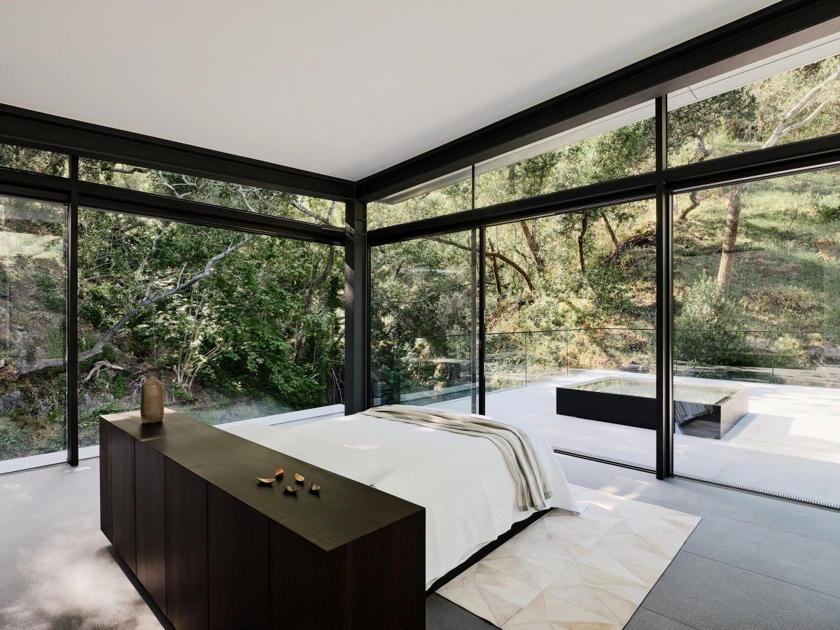 Fougeron Architecture expands a #twostoreyhouse with an #extension. #Architecturalglazing installed in this luxury dwelling draws in plenty of #naturallight exposing the interior elements providing stunning views for all to enjoy>>>bit.ly/3Z5vY0u​

Photo credit: Archello