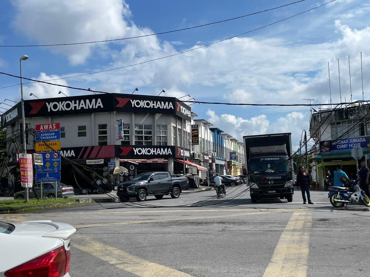 InfoKuala's tweet photo. Buat sementara lalu tempat lain la ye. Sini sesak. Tiang TM tumbang kena langgar Lori.

Bole masuk ikot batu 7 utk elakkan kesesakan.

Lokasi Simpang 3 Petron Batu 8, Sijangkang

Sumber :  Ahmad Faroki https://t.co/awdGzcWsu1
