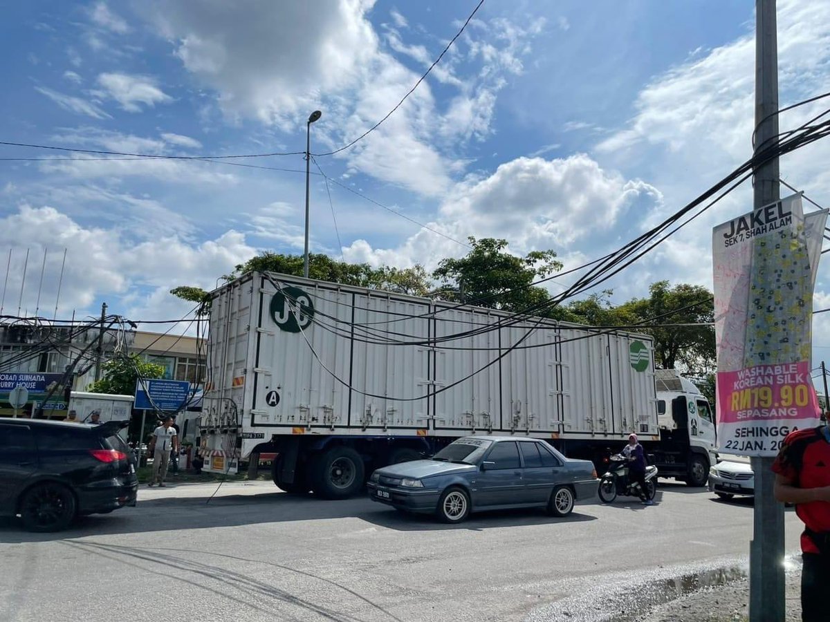 InfoKuala's tweet photo. Buat sementara lalu tempat lain la ye. Sini sesak. Tiang TM tumbang kena langgar Lori.

Bole masuk ikot batu 7 utk elakkan kesesakan.

Lokasi Simpang 3 Petron Batu 8, Sijangkang

Sumber :  Ahmad Faroki https://t.co/awdGzcWsu1