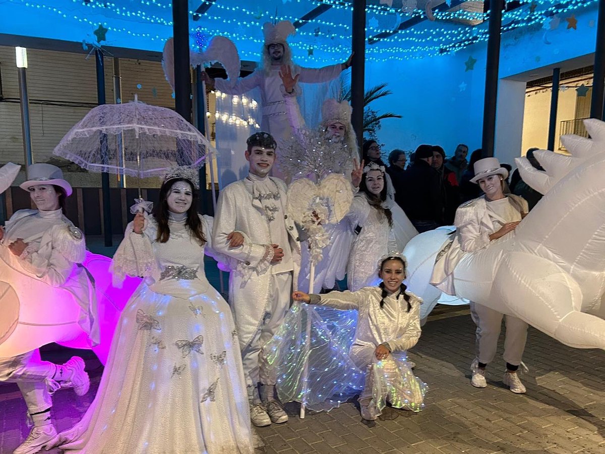 activasur's tweet photo. ¡Qué bien lo hemos pasado estas fiestas de Reyes! Nos encanta repartir alegría e ilusión en un día tan especial como éste. Gracias a los más de 180 monitores y monitoras que han trabajado con ACTIVASUR en nuestros pasacalles del día de Reyes. https://t.co/fXKZDCvmu9
