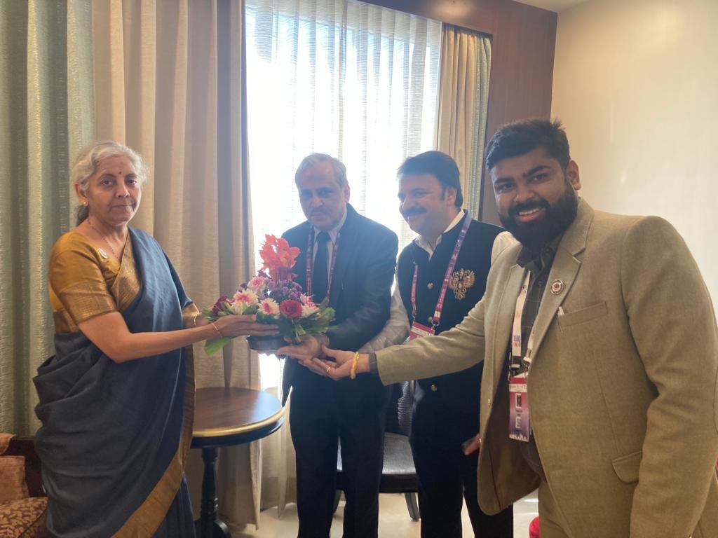 nsitharamanoffc's tweet photo. Delegation from All India Federation of Tax Practitioners (AIFTA), including Shri Rajesh Mehta - National Secretary General of @AIFTPINDIA, calls on Smt @nsitharaman in Indore. https://t.co/ih0fAGEIYy