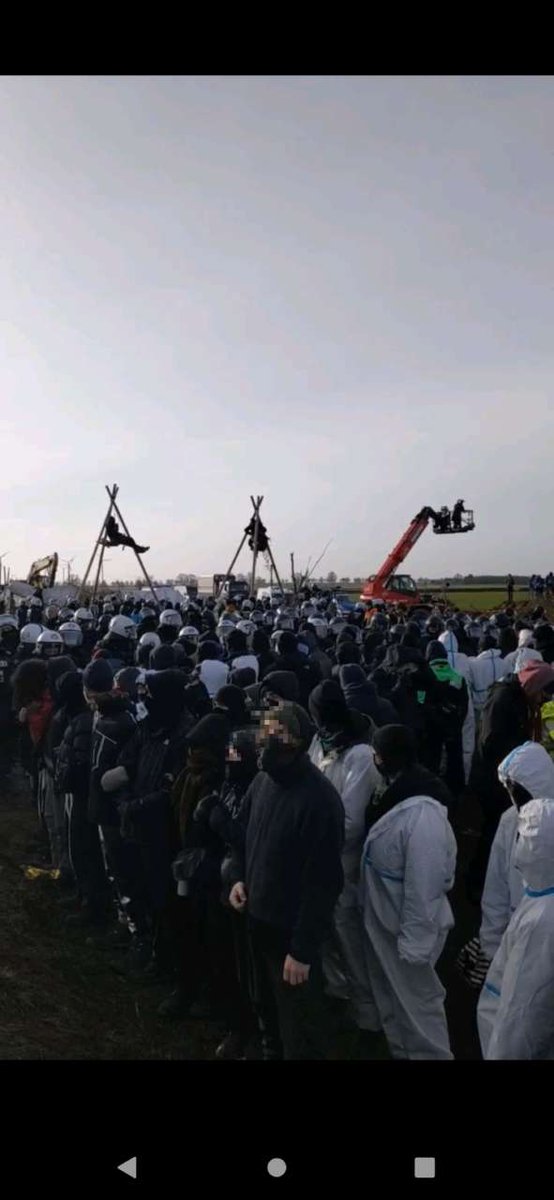 [11:00] Die Polizei versucht, mit Hebebühne den Monopod zu räumen und die Menschen von den Tripods wegzudrängen. Dabei schubsen sie die Aktivist*innen. Doch so leicht lassen wir uns nicht zurückdrängen! ✊