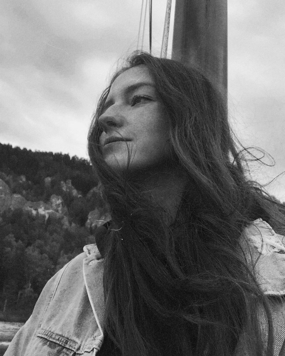 231_mehak's tweet photo. #windyhair #blacknwhite https://t.co/oLLuZoczm5