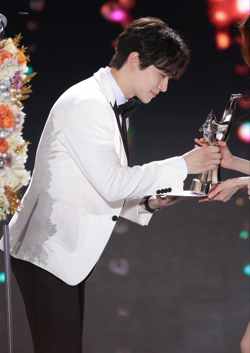 1_9_9_0_0_1_2_5's tweet photo. 230107 골든디스크어워즈 준호

#준호 #이준호 #JUNHO #LEEJUNHO https://t.co/4y8wsYEzrB