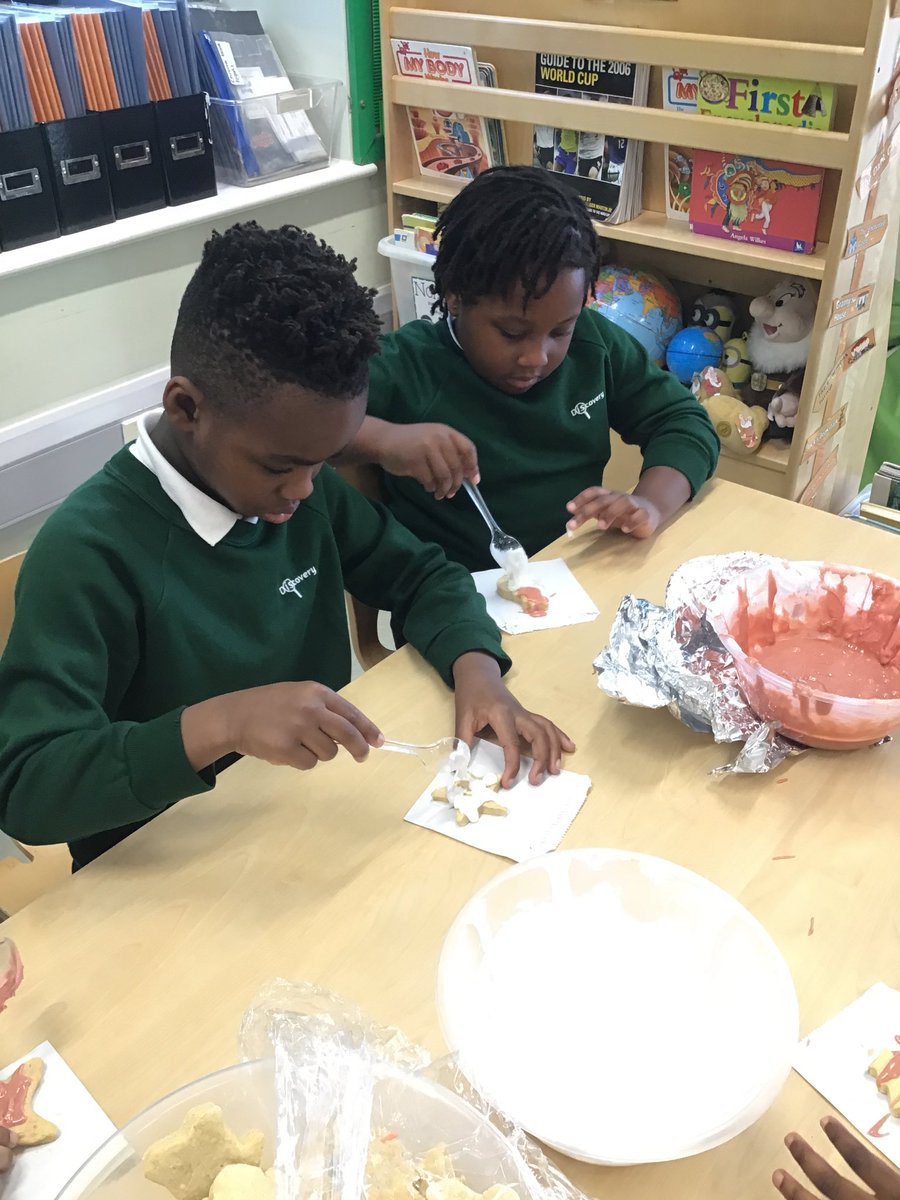 Discovery_Y2's tweet photo. We enjoyed decorating Christmas biscuits with icing, sprinkles and chocolate chips 🍪 They tasted delicious! https://t.co/k5wLyhMBlF