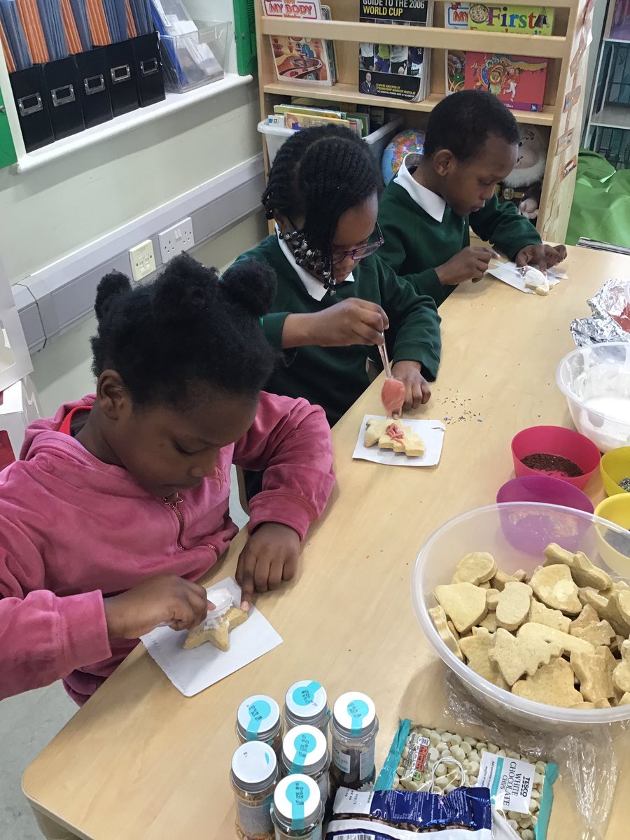 Discovery_Y2's tweet photo. We enjoyed decorating Christmas biscuits with icing, sprinkles and chocolate chips 🍪 They tasted delicious! https://t.co/k5wLyhMBlF