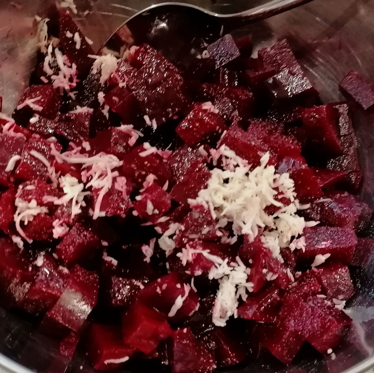 MikeKocht's tweet photo. NEIN! Im #Twooking muss ein #Topfen (#Quark) #Grieß #Schmarren NICHt süß sein!
Auch wenn es vielleicht so aussieht. Aroma bringen #Rosmarin und #Parmesan
"Kompott" sind #Rohnen (#RoteRüben) mariniert mit #Kren (#Meerrettich)
https://t.co/8UhRmmW6Nu https://t.co/NGspVI9qTe