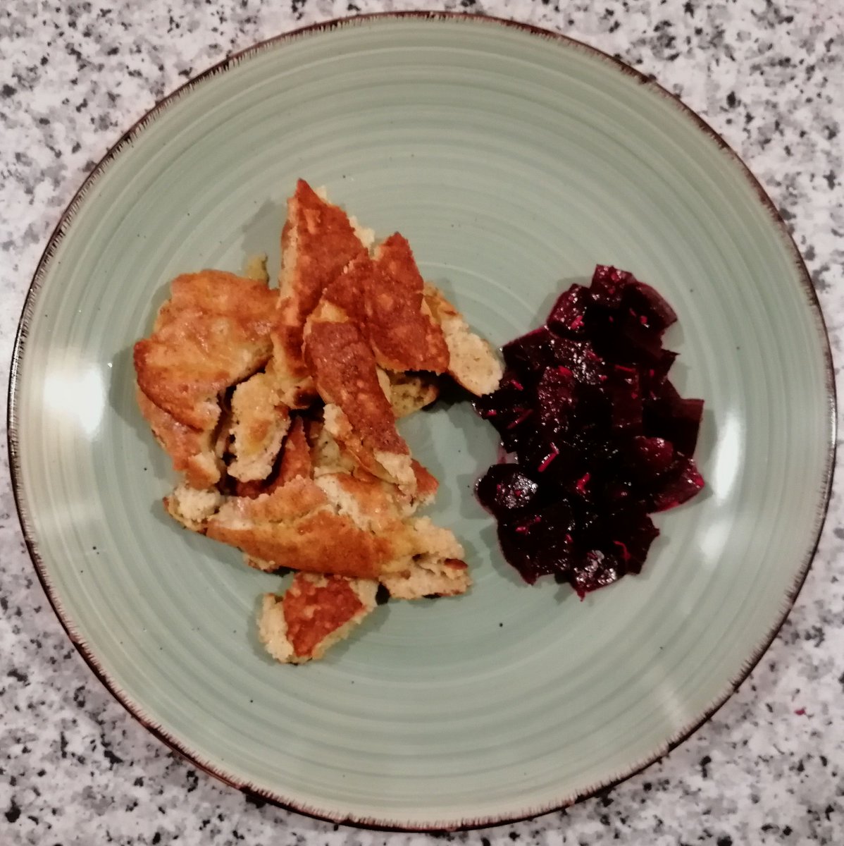 MikeKocht's tweet photo. NEIN! Im #Twooking muss ein #Topfen (#Quark) #Grieß #Schmarren NICHt süß sein!
Auch wenn es vielleicht so aussieht. Aroma bringen #Rosmarin und #Parmesan
"Kompott" sind #Rohnen (#RoteRüben) mariniert mit #Kren (#Meerrettich)
https://t.co/8UhRmmW6Nu https://t.co/NGspVI9qTe