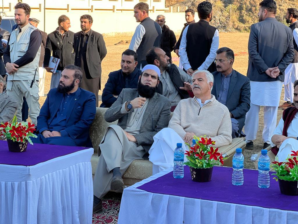 DrAmjadAli_PTI's tweet image. وزیر ہاؤسنگ خیبرپختونخوا ڈاکٹر امجد علی
وزیر اعلی خیبر پختونخواہ جناب محمود خان کو پی کے 6 سوات میں 15 ارب روپے کی لاگت سے ہونے والے ترقیاتی منصوبوں کے حوالے سے آگاہی اور تفصیلات دے رہی ہیں..
#KPKUpdate