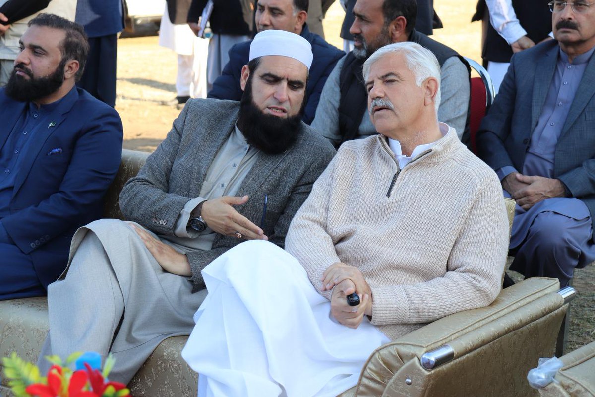 DrAmjadAli_PTI's tweet image. وزیر ہاؤسنگ خیبرپختونخوا ڈاکٹر امجد علی
وزیر اعلی خیبر پختونخواہ جناب محمود خان کو پی کے 6 سوات میں 15 ارب روپے کی لاگت سے ہونے والے ترقیاتی منصوبوں کے حوالے سے آگاہی اور تفصیلات دے رہی ہیں..
#KPKUpdate