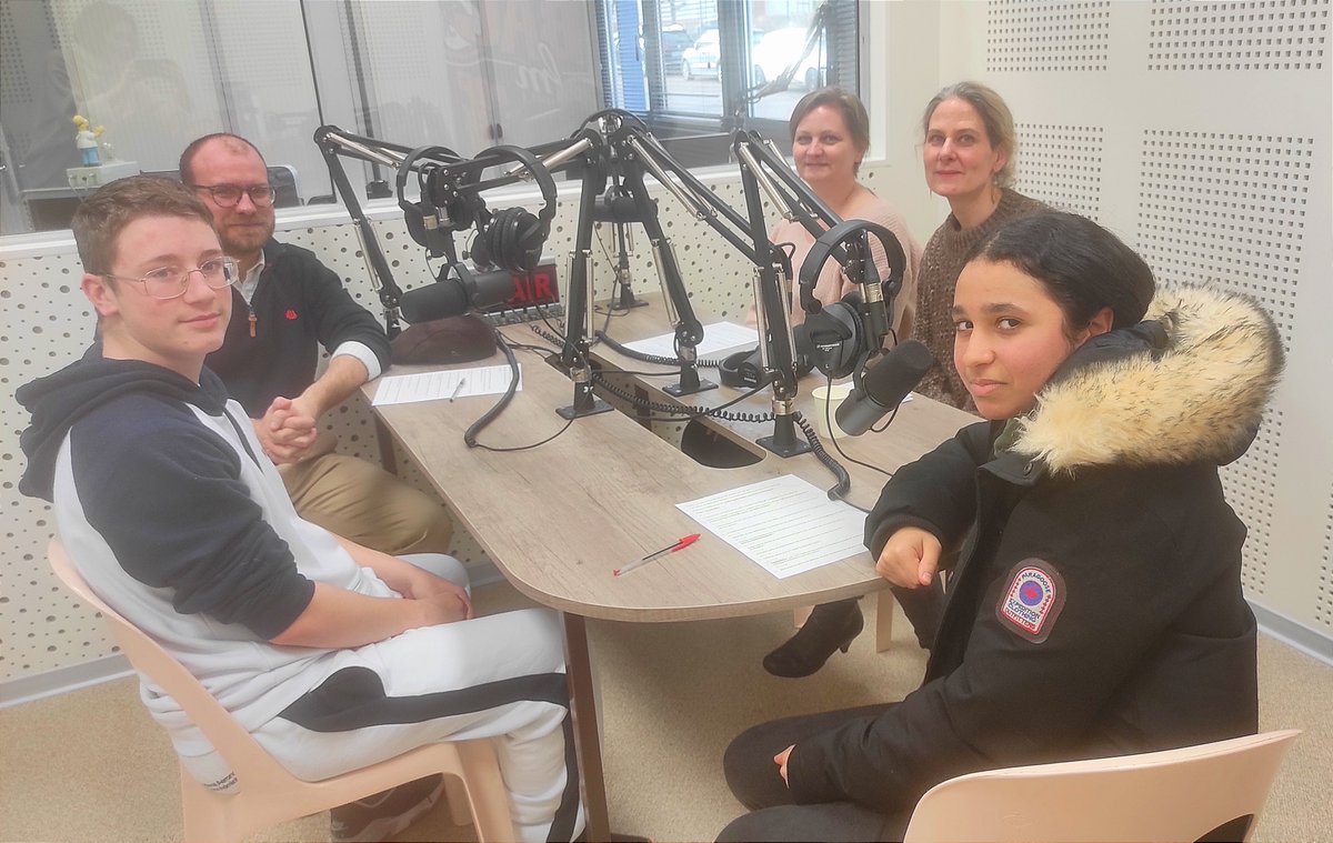 - Créavenir -

Ce soir retrouvez, à 19h, les élèves du lycée Raoul Follereau Nevers. Ils seront accompagnés par Karine, Anne et Michaël, membres de sauvegarde 58. 

Ils seront là pour nous parler du programme de médiation familiale proposé par Sauvegarde 58.
<a href="/dsden58/">DSDEN 58</a> <a href="/CLEMIDijon/">EMI_CLEMI Dijon</a>