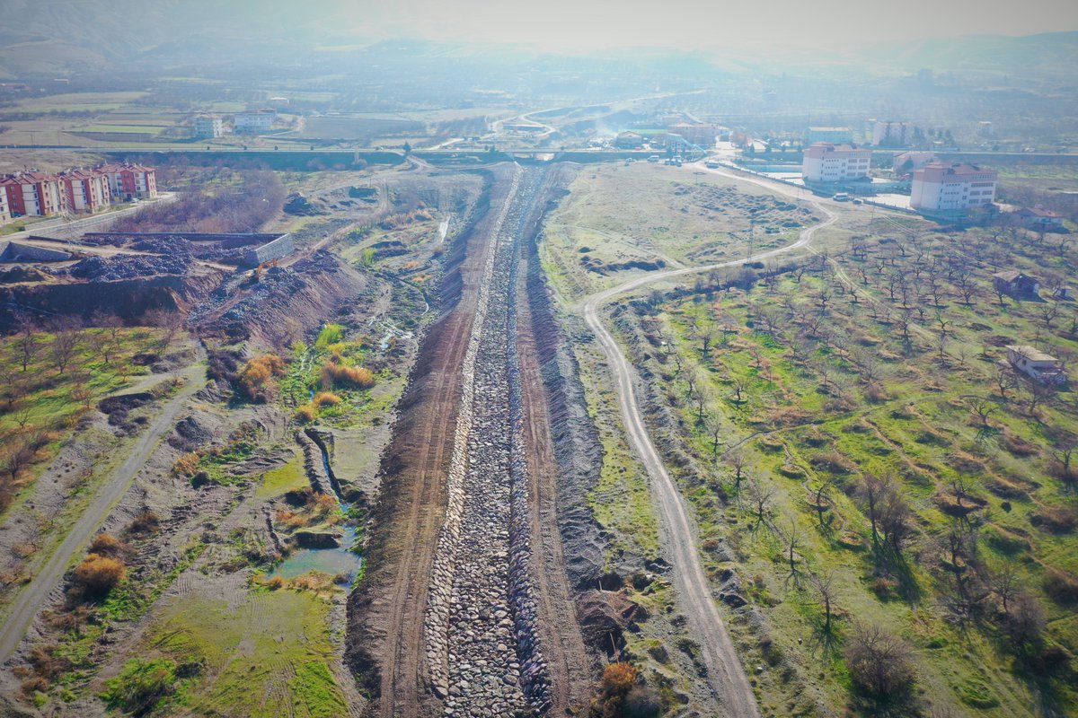 MALATYA KALE İLÇE MERKEZİNDEKİ DERE, MAKİNELİ ÇALIŞMA İLE ISLAH EDİLDİ