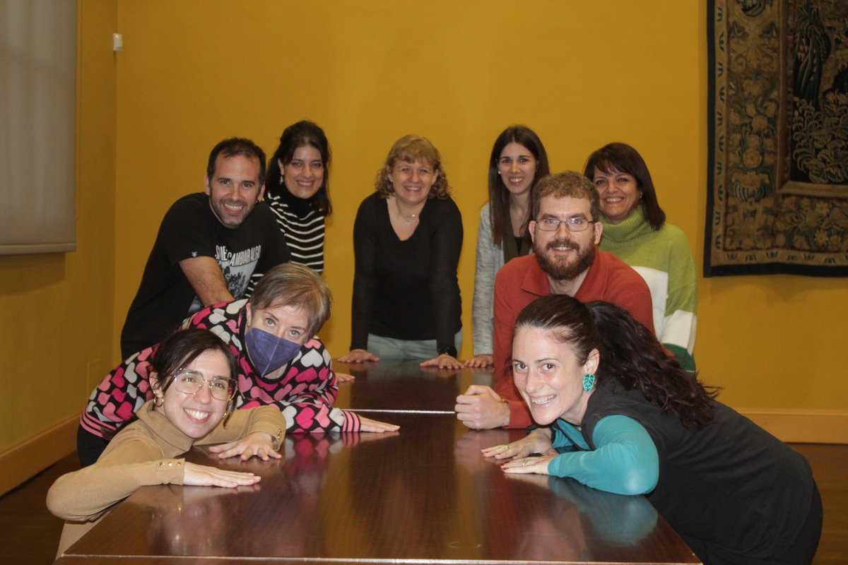 UccUnizar's tweet photo. Empezamos 2023 con energías renovadas!  

@unizar comienza su VIII taller de monólogos científicos, germen del grupo @RISArchers, con 44 integrantes, entre los que se encuentra el rector @MayoralUnizar. 
Y una vez más tenemos a @Encarnindigesta de maestra👏https://t.co/2cnfXprXYR https://t.co/mm9dKsg0RP