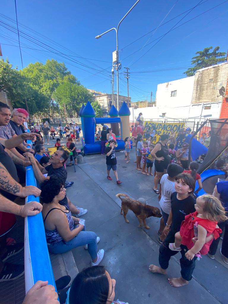 CCacerolazo's tweet photo. Y más juegos y sorpresas. Gracias a todos los que de alguna manera nos ayudaron y participaron  en la organización.
La alegría y las sonrisas de los chicos nos llena el corazón y son nuestro premio. https://t.co/aywRruwkmz