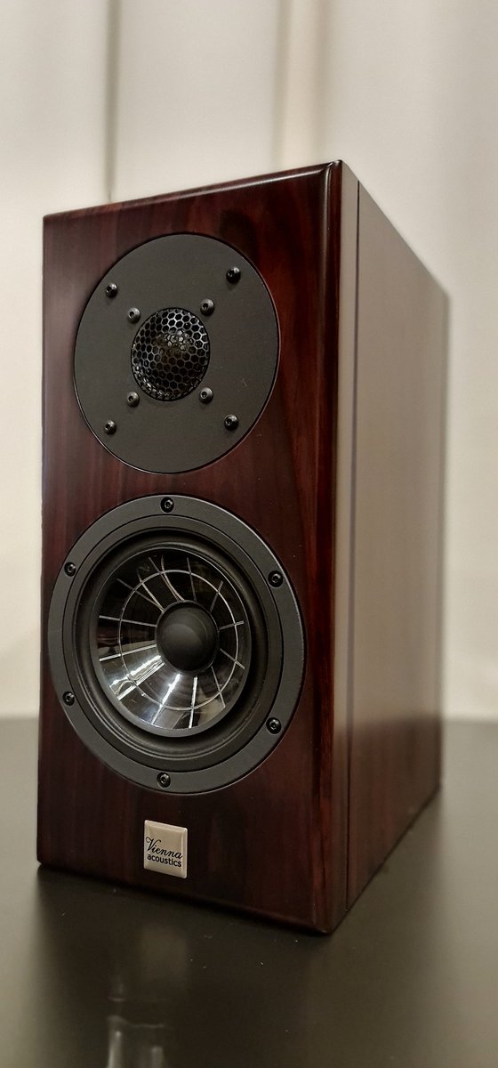 The #Haydn #ViennaAcoustic #Speakers are undeniably an attractive option to consider. Slim, but solid, and finished with a brilliant sheen.

#sound #listen #music #audio #musica #love #hifi #musician #art #highfidelity #hifinl #listening #style #studio