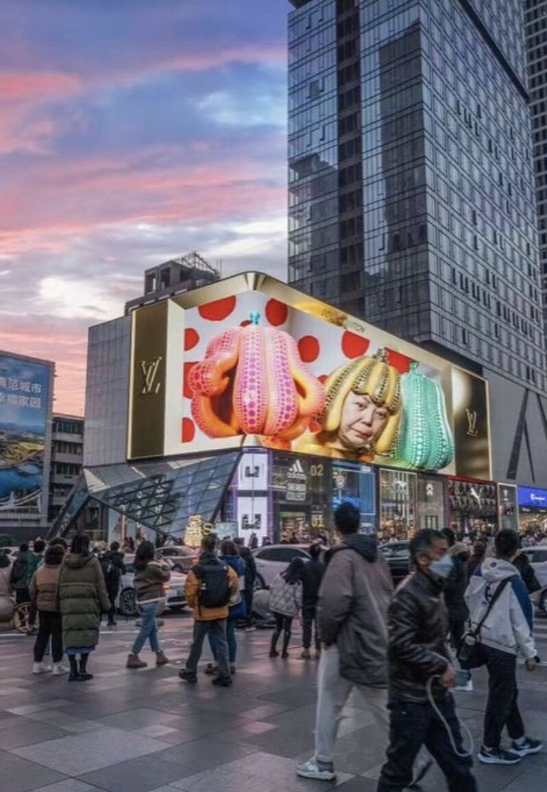fer_machado123's tweet photo. Some people: “Out of home is dead”
Louis Vuitton: “Hold my purse”
@LouisVuitton #marketing #advertising https://t.co/hIvbL4Nd7p