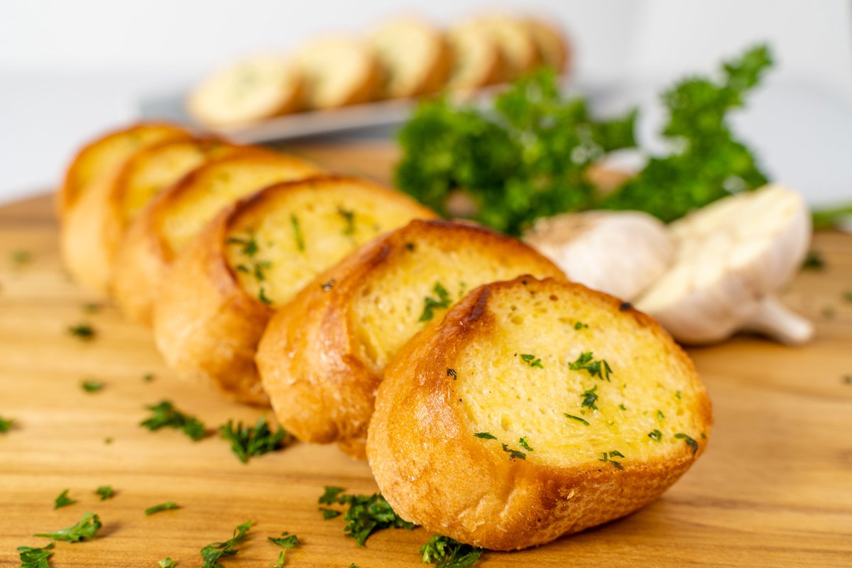 PereraAndSons's tweet image. You can make your own garlic bread; all you have to do is buy this mouthwatering delicacy from our frozen range and treat your loved ones.

#PnS #PereraAndSons #HeatAndEat