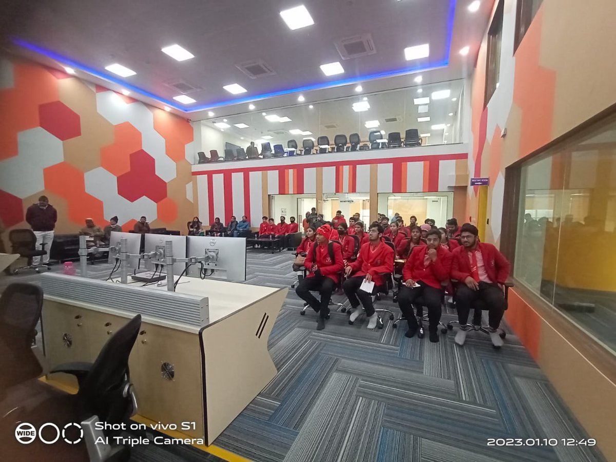 SmartMorad1's tweet photo. Today students of Bonne Anne Public School visited the Integrated Command and Control Centre and the students were informed about the operation of ICCC by the Municipal Commissioner / Chief Executive Officer Smart City, Moradabad.
#100ICCC #MoHUA #SCM #YeMeraSheharHai https://t.co/lV87r5IFH5