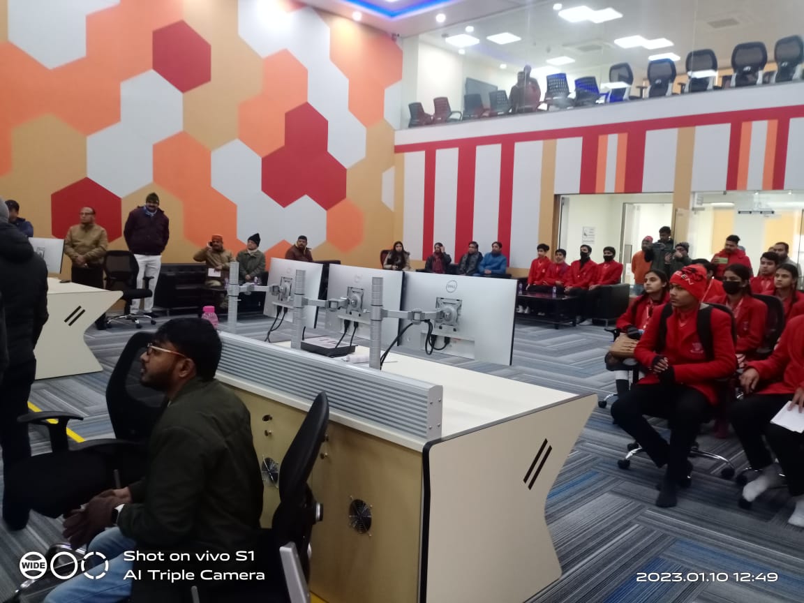 SmartMorad1's tweet photo. Today students of Bonne Anne Public School visited the Integrated Command and Control Centre and the students were informed about the operation of ICCC by the Municipal Commissioner / Chief Executive Officer Smart City, Moradabad.
#100ICCC #MoHUA #SCM #YeMeraSheharHai https://t.co/lV87r5IFH5