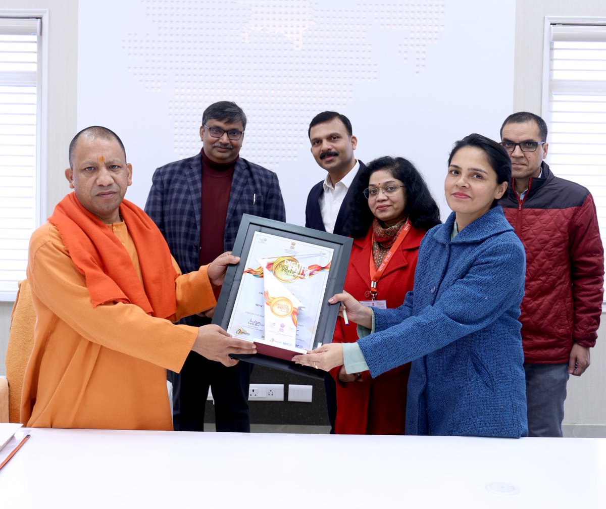 CMOfficeUP's tweet photo. ���ाननीय राष्ट्रपति श्रीमती द्रौपदी मुर्मु जी द्वारा UP Mine Mitra पोर्टल को प्रदान किए गए डिजिटल इंडिया अवार्ड-2022 को आज भूतत्व एवं खनिकर्म मंत्री एवं #UPCM @myogiadityanath को उनके सरकारी आवास पर सचिव भूतत्व एवं खनिकर्म विभाग, डॉ. रोशन जैकब ने भेंट किया।

@rashtrapatibhvn https://t.co/tsq8S3jWIz