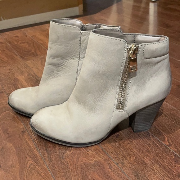 juliennefara's tweet photo. So good I had to share! Check out all the items I'm loving on @Poshmarkapp #poshmark #fashion #style #shopmycloset #aritzia #aldo: https://t.co/oHO0YZNibz https://t.co/dC7T530UTL