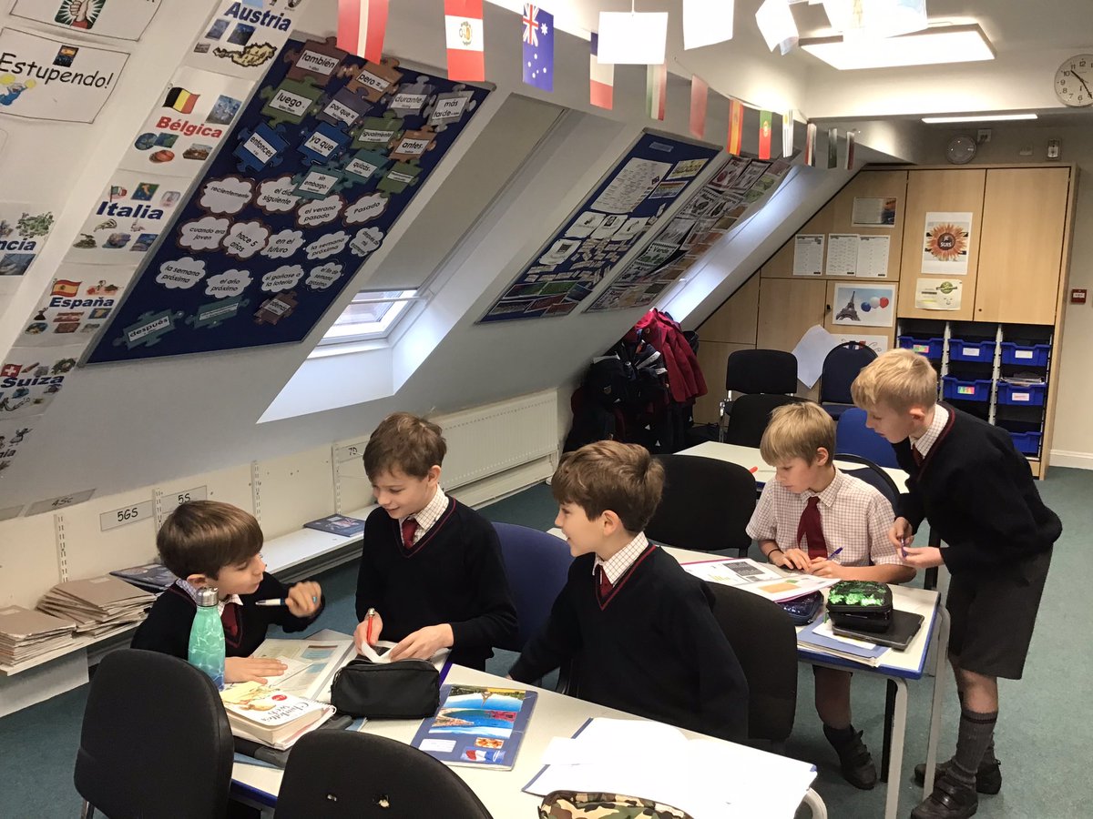 MoulsfordFrench's tweet photo. On fait un sondage! La routine journalière…year 6 completing a survey on their daily routine in French! #speakingfrench @moulsfordyear6 https://t.co/qXa2n6i4dX
