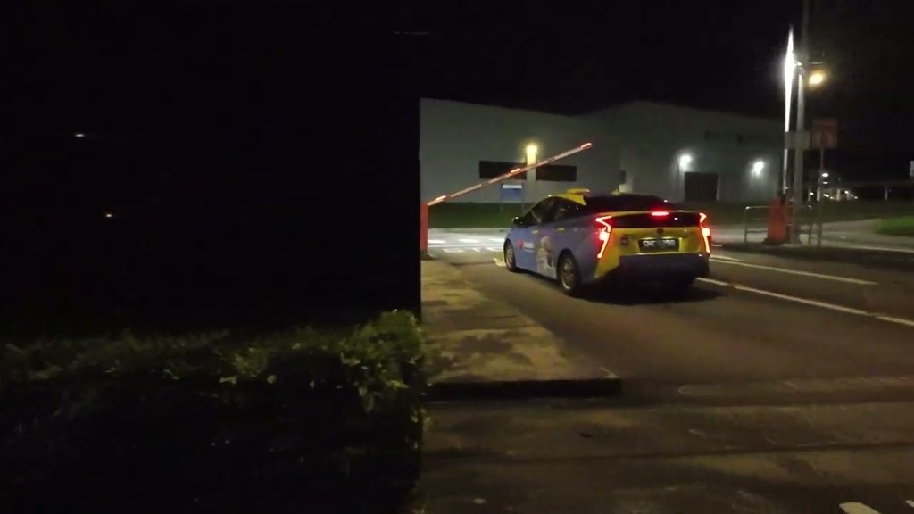 Zerovalk's tweet photo. https://t.co/XOxFWTBeNT This video show why some road I go on pavement. But pls watch out for walkers https://t.co/NhCKsWM2AS