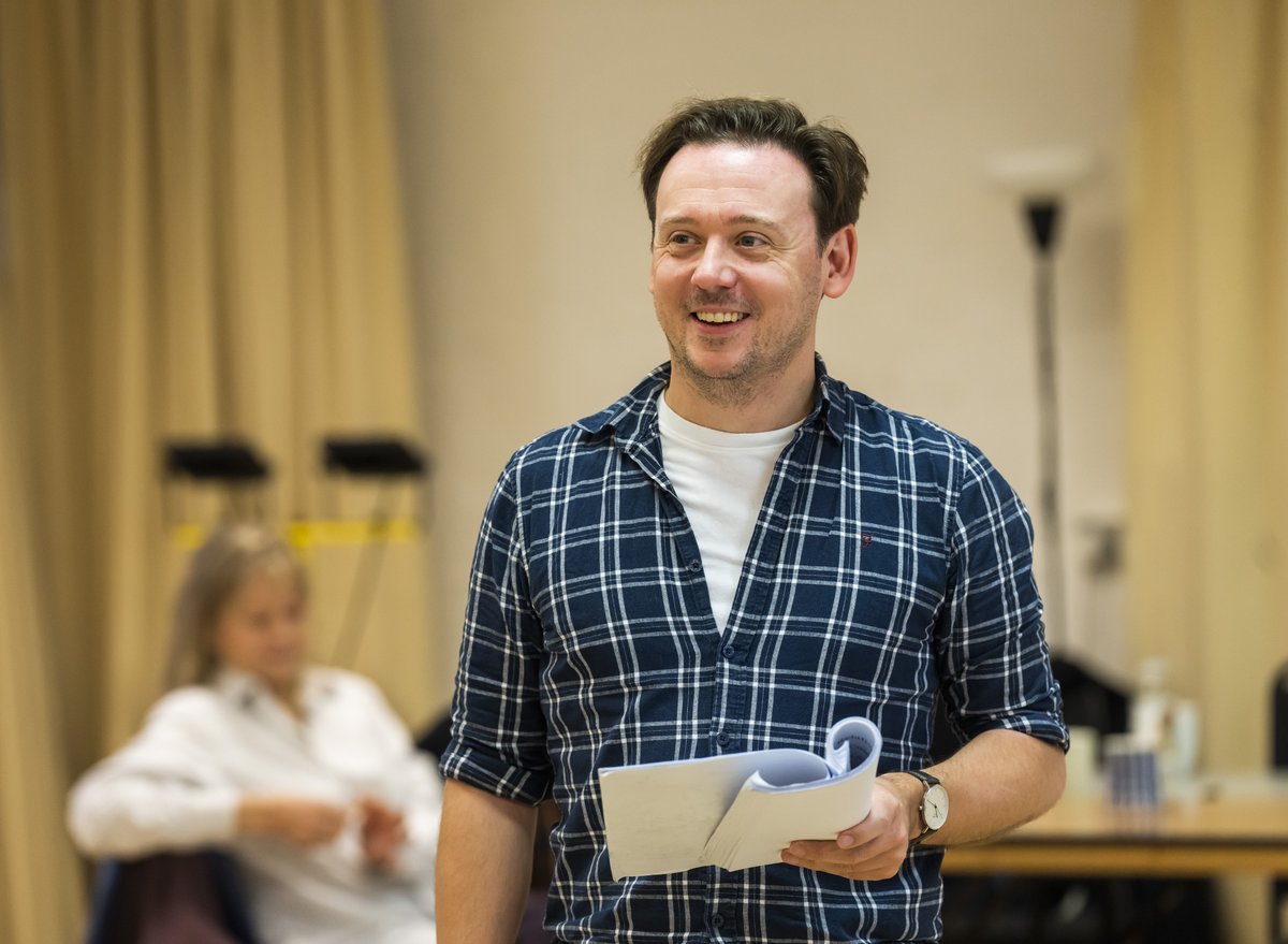 More rehearsal pics from RELATIVELY SPEAKING by Alan Ayckbourn. 📅12 — 21 JAN

"Two hours of continuous laughter." Guardian
"Ingenious." Evening Standard

Read more and book tickets here: theatreroyal.org.uk/event/relative…

📷 Tristram Kenton